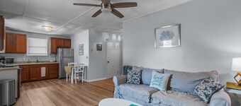 The Coral Door. 2 bdrm 1 bath Unit. Sleeps 5. Linens Included!