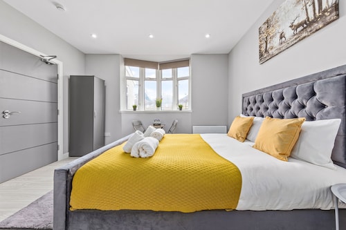 Serviced Ensuite Room Feltham Heathrow London Tw13