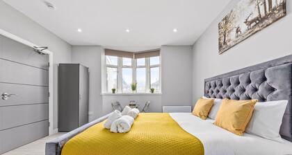 Serviced Ensuite Room Feltham Heathrow London Tw13