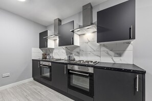 Studio | Private kitchen | Fridge, microwave, electric kettle, cookware/dishes/utensils