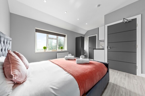 Studio | Free WiFi, bed sheets - Spacious Ensuite Room Feltham Heathrow London Tw13 (Feltham)