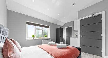 Spacious Ensuite Room Feltham Heathrow London Tw13