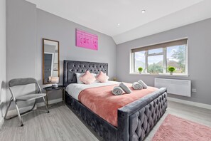 Studio | Free WiFi, bed sheets - Spacious Ensuite Room Feltham Heathrow London Tw13 (Feltham)