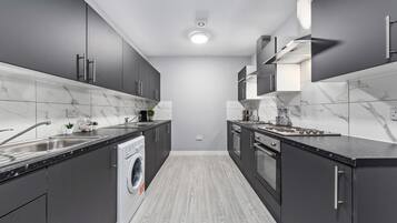 Studio | Private kitchen | Fridge, microwave, electric kettle, cookware/dishes/utensils