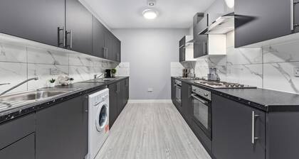 Serviced Ensuite Room Feltham Heathrow London Tw13