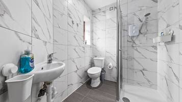Studio | Bathroom | Shower, hair dryer, towels