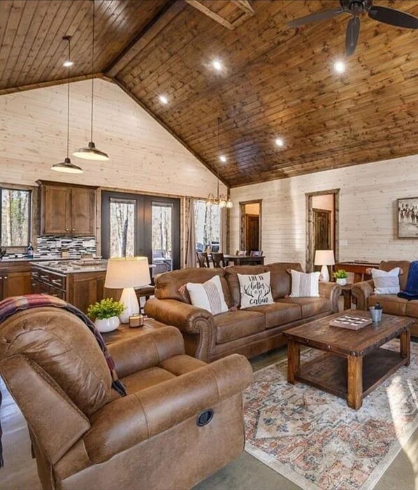 Smart-TV, Kamin, Bücher