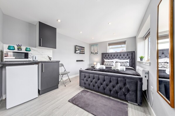 Studio | Private kitchen | Fridge, microwave, electric kettle