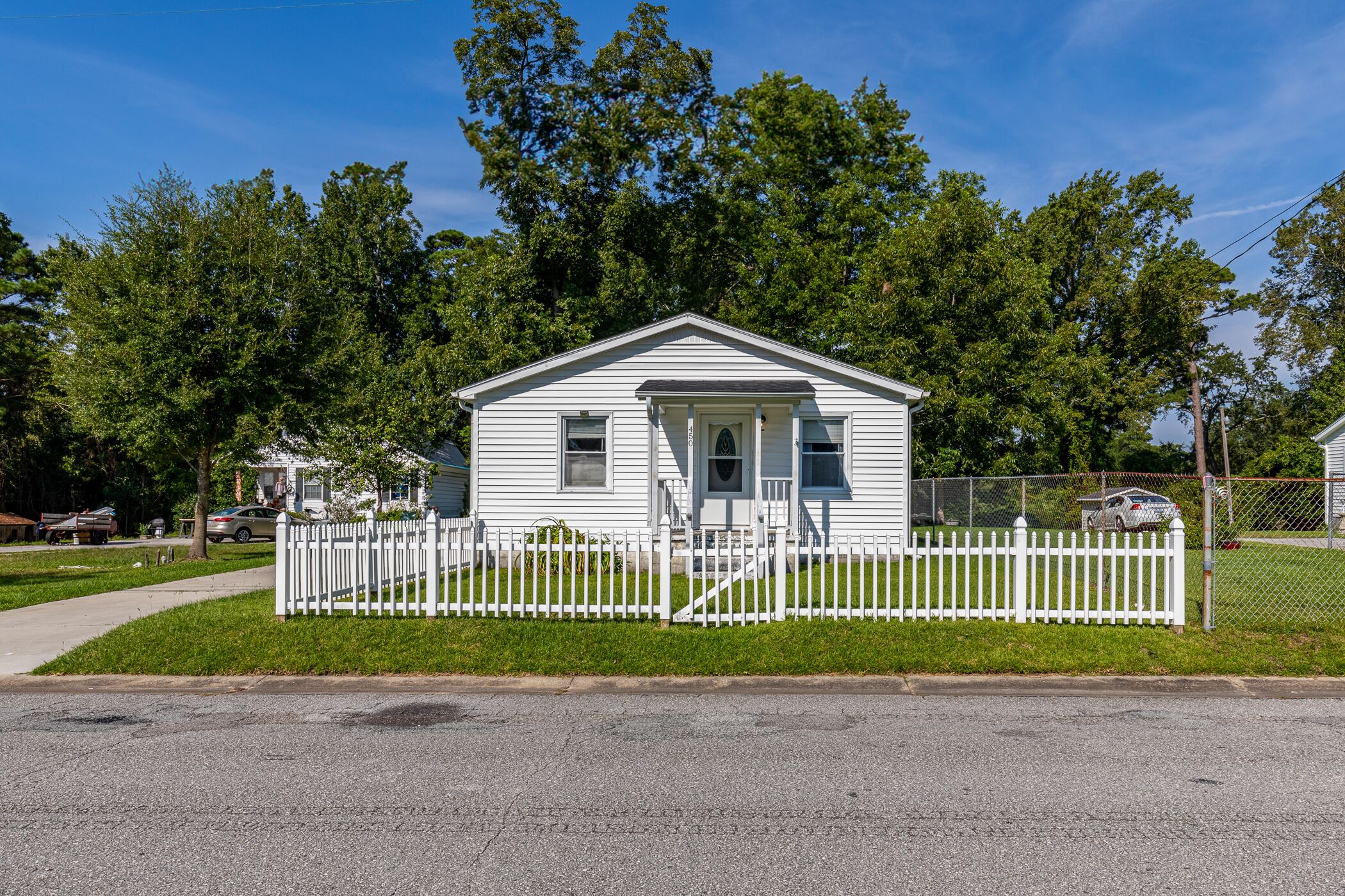 Cozy, pet friendly coastal home centrally located in Wilmington, NC. 