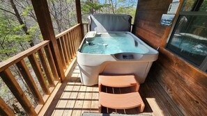 Outdoor spa tub - Little Cabin All To Yourself (Sevierville)