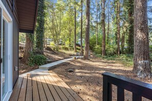 Terrace/patio - FREE Hot Tub Use + LV 2 EV Charging! Cozy Cabin - 5 min from Belfair State Park (Belfair)