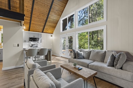 Smart TV. FREE Hot Tub Use + LV 2 EV Charging! Cozy Cabin - 5 min from Belfair State Park