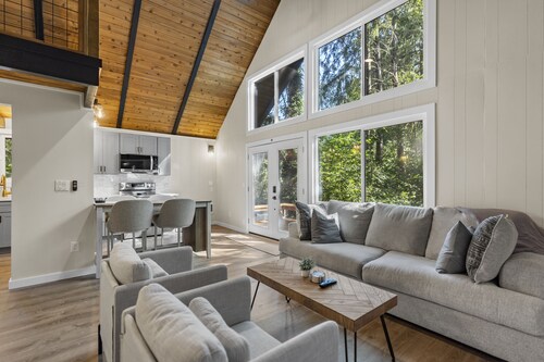 FREE Hot Tub Use + LV 2 EV Charging! Cozy Cabin - 5 min from Belfair State Park