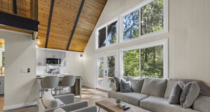 FREE Hot Tub Use + LV 2 EV Charging! Cozy Cabin - 5 min from Belfair State Park