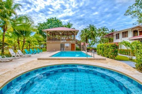 Piscina externa, espreguiƧadeiras