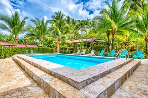 室外游泳池，日光浴躺椅