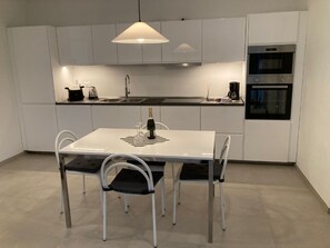 Kühlschrank, Mikrowelle, Ofen, Geschirrspüler