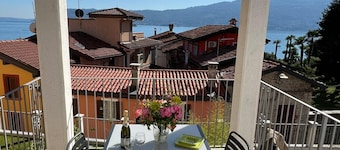 Lago Azzurro modern aparment with lake view and ba