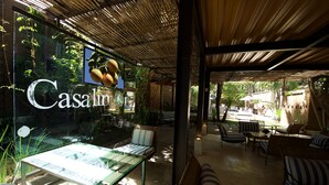 Quầy bar bên hồ bơi