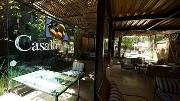 Bar junto a la alberca