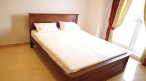 2 bedrooms, desk, iron/ironing board, WiFi