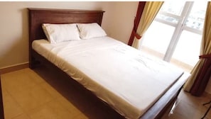 2 bedrooms, desk, iron/ironing board, WiFi