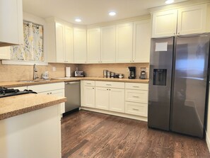 冷蔵庫、電子レンジ、コンロ、食器洗い機