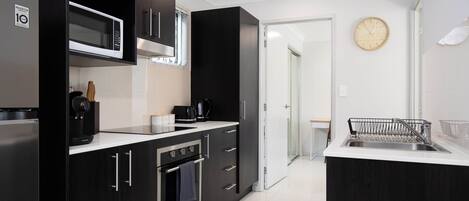 Réfrigérateur, micro-ondes, four, plaque de cuisson