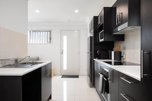 Fridge, microwave, oven, stovetop - 1 Bdr Apt w/ AC | Kitchen | Parking | 131F1 (Rocklea)