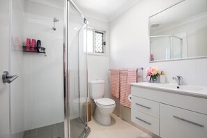 Dusche, Haartrockner, Handtücher, Seife