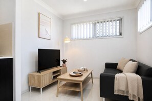 TV - 1 Bdr Apt w/ AC | Kitchen | Parking | 131F1 (Rocklea)