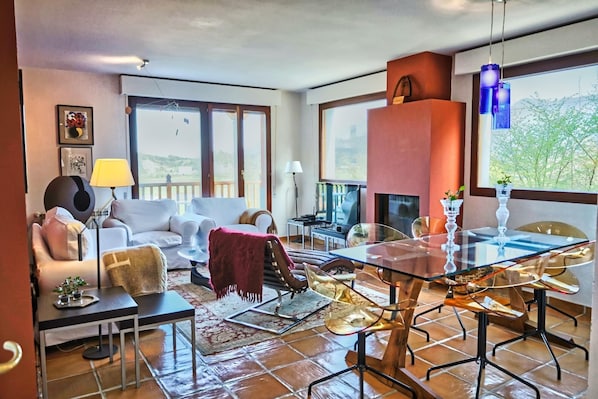 Smart TV, fireplace