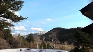 Un bain à remous avec vue sur les montagnes.