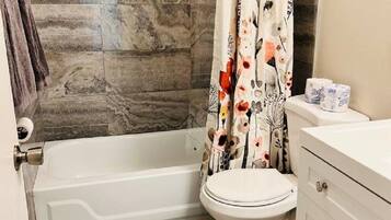 Serviettes fournies, savon, papier toilette