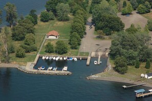 Marina - Vintage Camper Overlooking Seneca Lake (Lodi)
