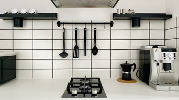 Réfrigérateur, micro-ondes, cafetiÚre/bouilloire, bouilloire électrique