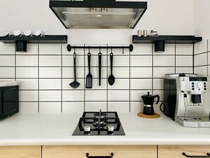 Réfrigérateur, micro-ondes, cafetière/bouilloire, bouilloire électrique