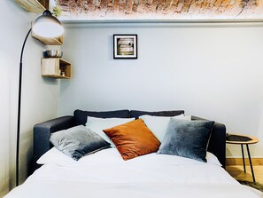 Tabla de planchar con plancha, wifi gratis y ropa de cama 