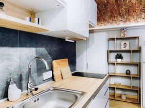 Kühlschrank, Mikrowelle, Geschirrspüler, Wasserkocher