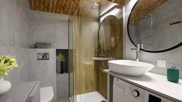 Douche, sèche-cheveux, serviettes fournies, savon