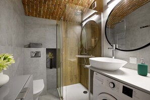 Dusche, Haartrockner, Handtücher, Seife