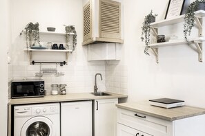 Réfrigérateur, micro-ondes, cafetière/bouilloire, bouilloire électrique