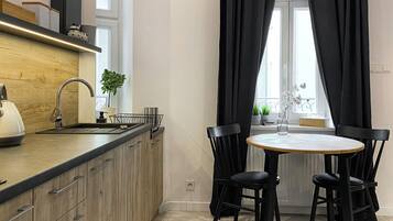 Kühlschrank, Wasserkocher mit Kaffee-/Teezubehör, Wasserkocher, Toaster