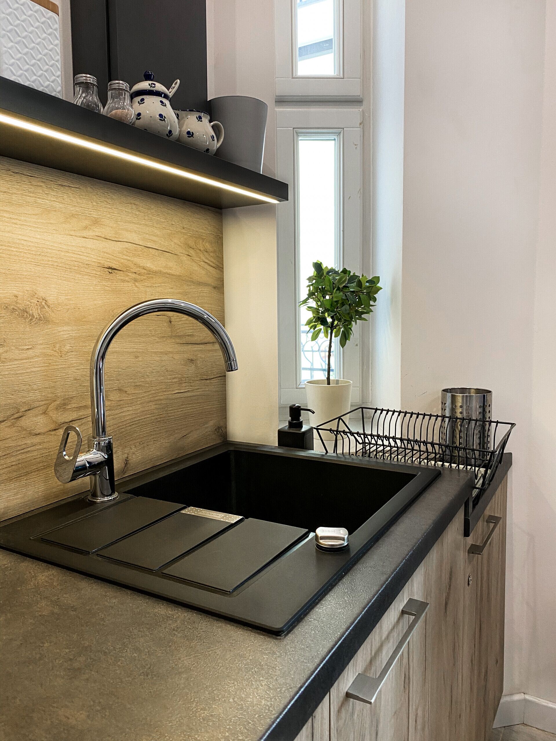 Kylskåp, kaffe- och tebryggare, vattenkokare och brödrost