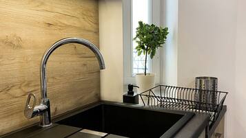Frigorífico, placa de cocina, cafetera o tetera y tostadora
