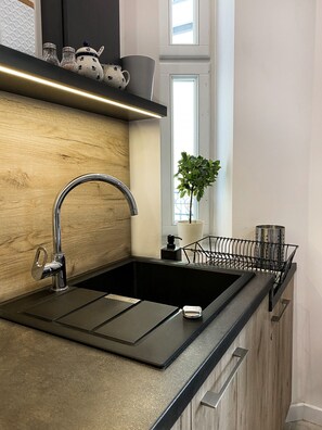 Frigorífic, placa de cuina, cafetera i tetera i torradora 