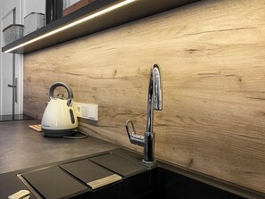 ثلاجة، ماكينة لصنع القهوة/الشاي، غلّاية كهربائية، محمصة خبز