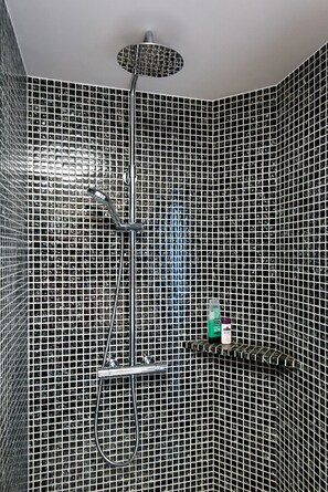 Douche, séchoir à cheveux, serviettes fournies, savon
