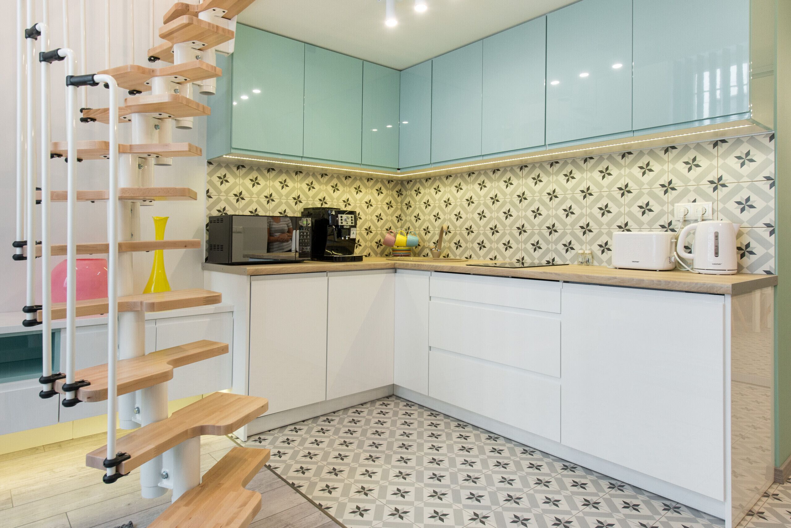 Refrigerador, microondas, lavavajillas y cafetera y tetera 