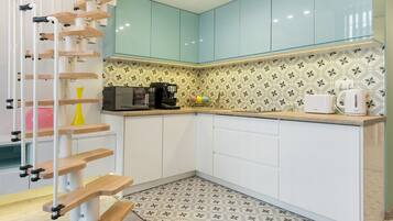 Refrigerador, microondas, parrilla de estufa y lavavajillas